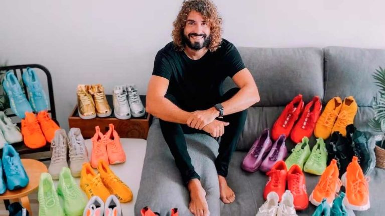 Mikel Izal sortea todas las zapatillas de su última gira juntos, la más solidaria Izal sorteo zapatillas gira