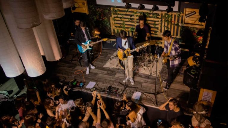 El grupo de consultores The Loitte Band toca a favor de los niños con discapacidad