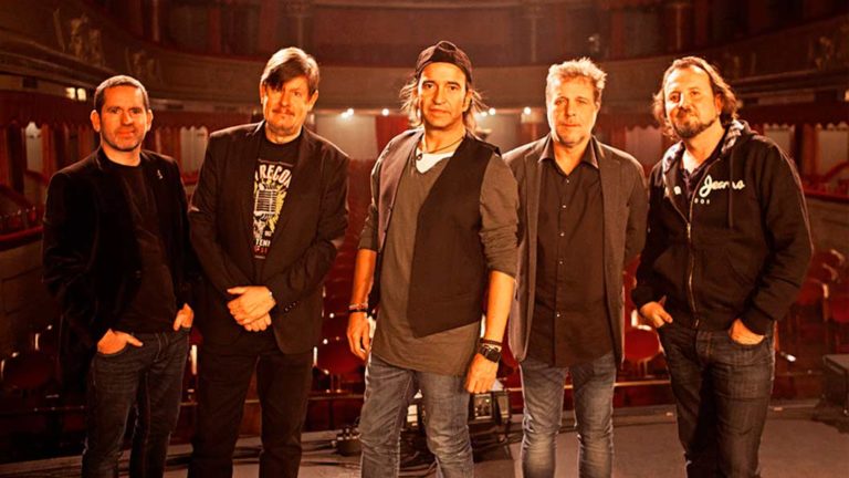 Los Secretos se suben al escenario del Calderón en un concierto benéfico